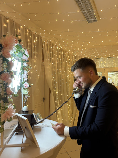 Esküvői videó vendégkönyv virágdíszítéssel