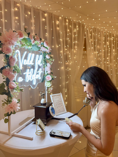 Telefonos vendégkönyv esküvői helyszínen